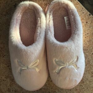 Cute coquette pale pastel pink bow print slippers faux fur furry cozy slides